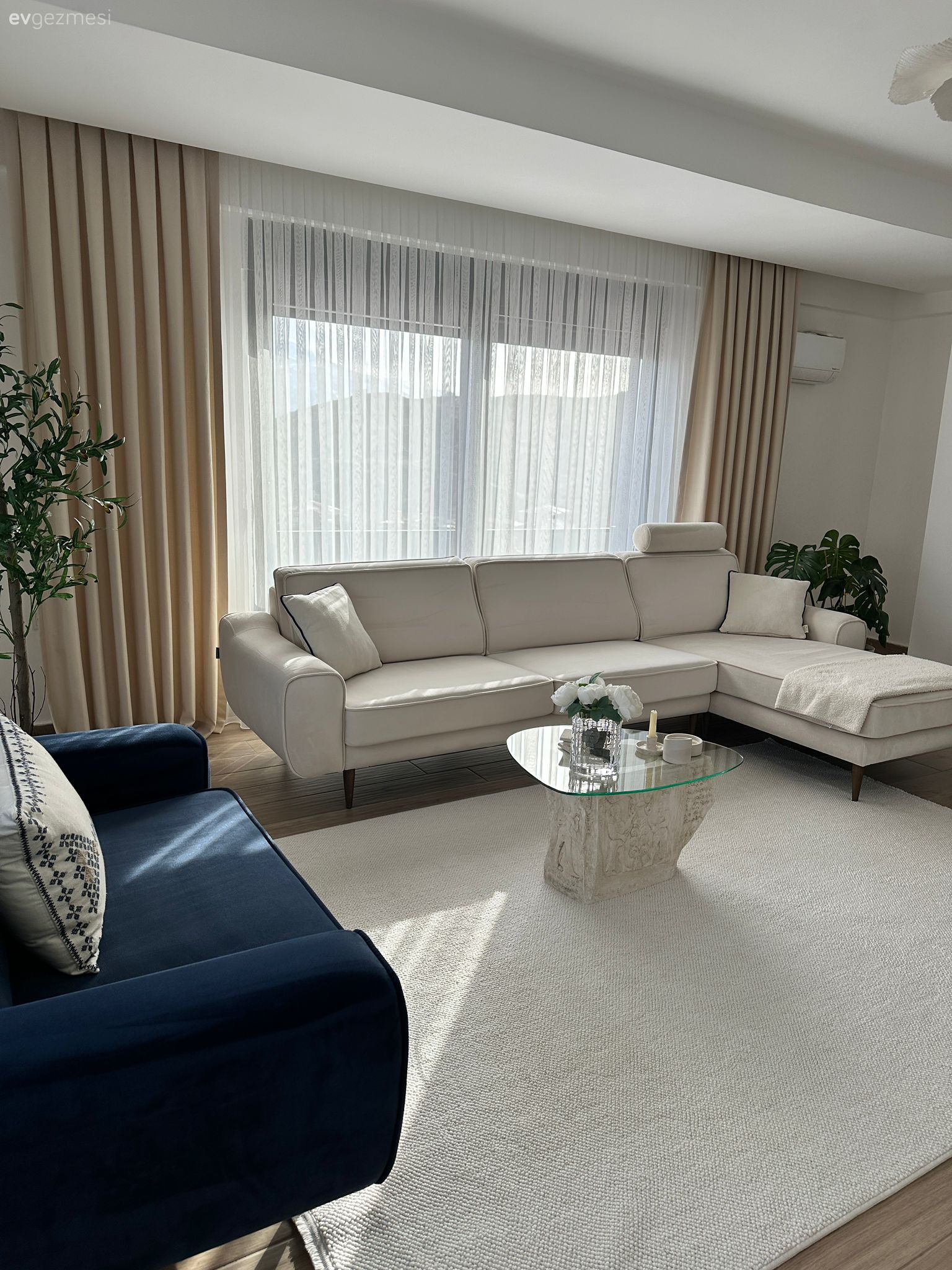 Bu Modern Evde Lacivert Vurgusu Dekora Hareket Katmış