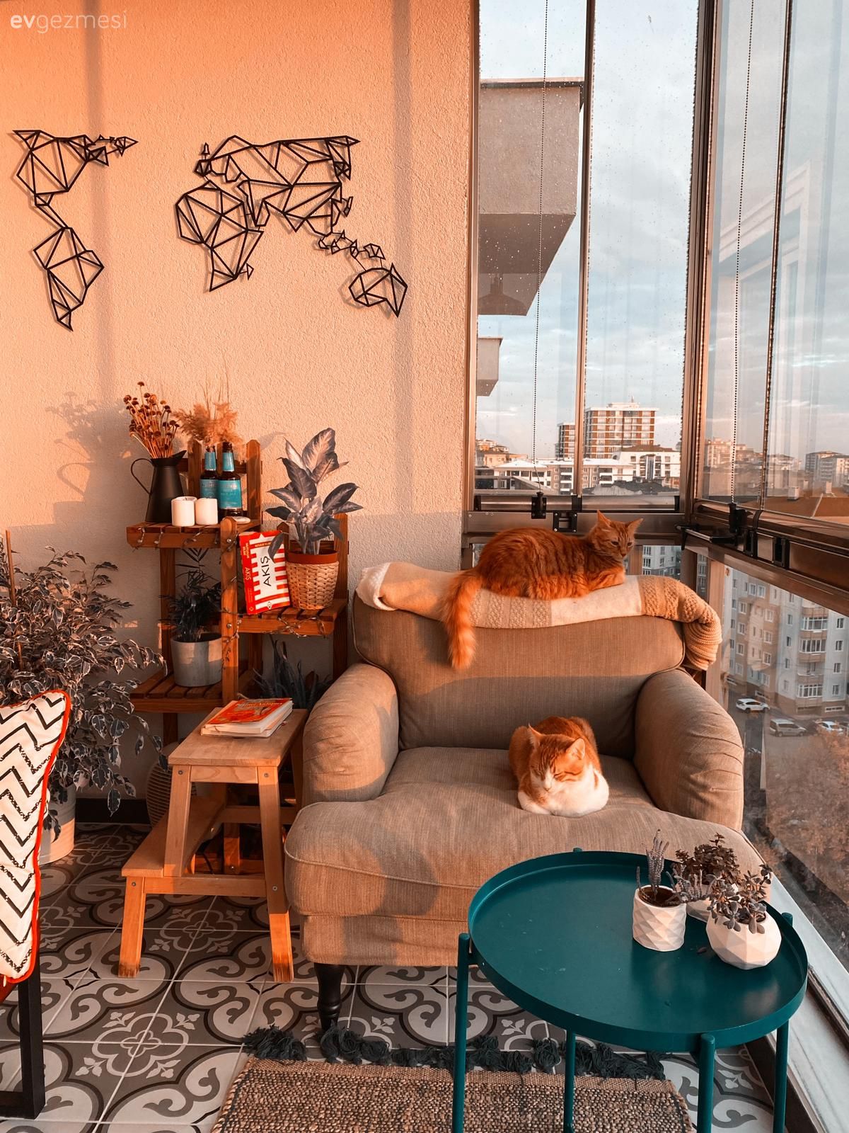 Balkon, Bohem Dekorasyon, Balkon oturma grubu, Beyaz, Kahverengi, Balkon duvar dekorasyonu, Balkon zemini, Kırlent, Ev tekstili, Ev bitkisi, Geometrik desen, Desenler, Saksı