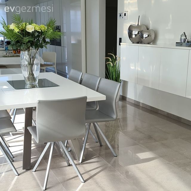 Beyaz, Siyah, Ada mutfak, Kulpsuz mutfak dolabı, Ankastre, Vazo, Ev Aksesuar, Zemin seramikleri, Davlumbaz, Sandalye, Mutfak masası