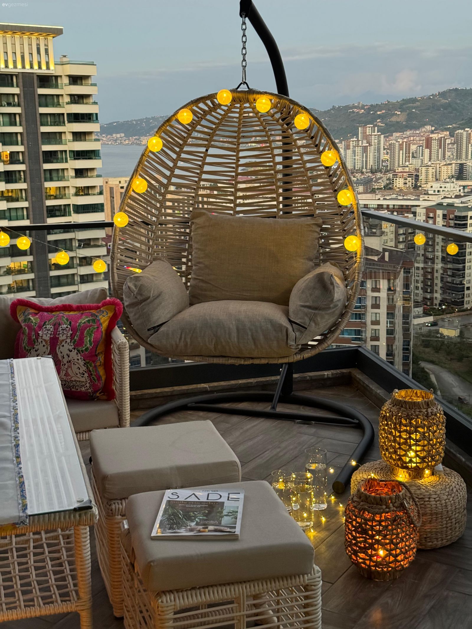 Denize Bakan Bu Trabzon Balkonunda Mobilyalar Çok Amaçlı!