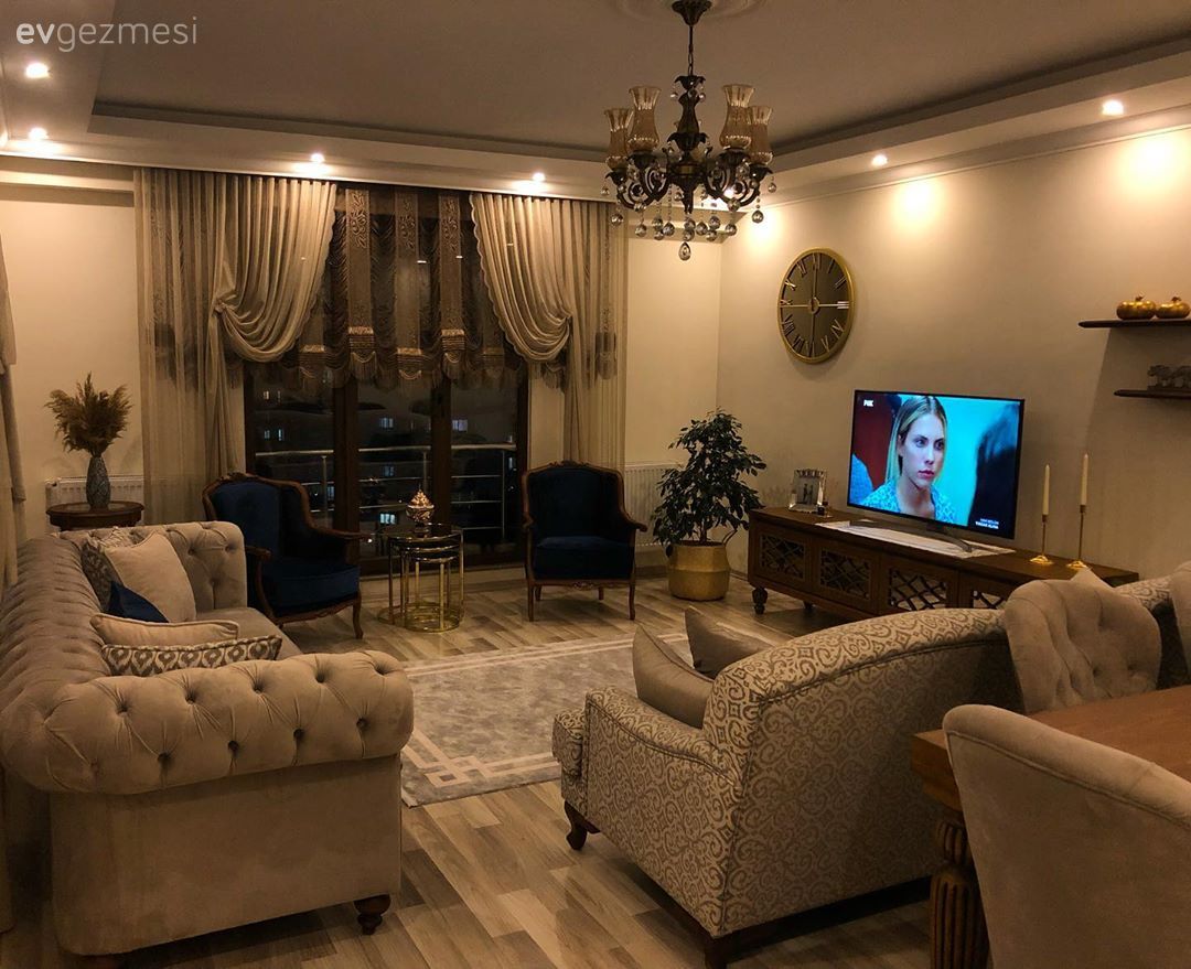 Salon, Parlament mavisi, Vizon, Krem, Kahverengi, Chesterfield, Koltuk takımı, Halı, Salon halısı, Berjer, Ahşap Mobilya, Avize, Aydınlatma, Salon avizesi, Zigon sehpa, Sehpa, Metal ayaklı sehpa, Vazo, Ev Aksesuar, Duvar saati, Duvar dekorasyonu, Tv ünitesi, Fon perde, Perde, Alitalyan perde, Kırlent, Ev tekstili, Saksı, Ev bitkisi, Spot aydınlatma