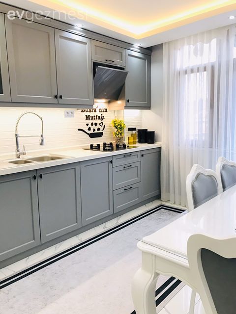 Mutfak, Gri mutfak, Beyaz, Gri, Mutfak tezgahı, Mutfak tezgah arası, Mutfak masası, Sandalye, Country mutfak, Spot aydınlatma, Aydınlatma, Mutfak aksesuarları, Led aydınlatma, Mutfak halısı