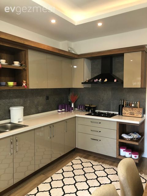 Mutfak, Krem, Vizon, Beyaz, Gri, Mutfak tezgahı, Mutfak tezgah arası, Davlumbaz, Ankastre, Spot aydınlatma, Aydınlatma, Mutfak halısı, Geometrik desen, Desenler