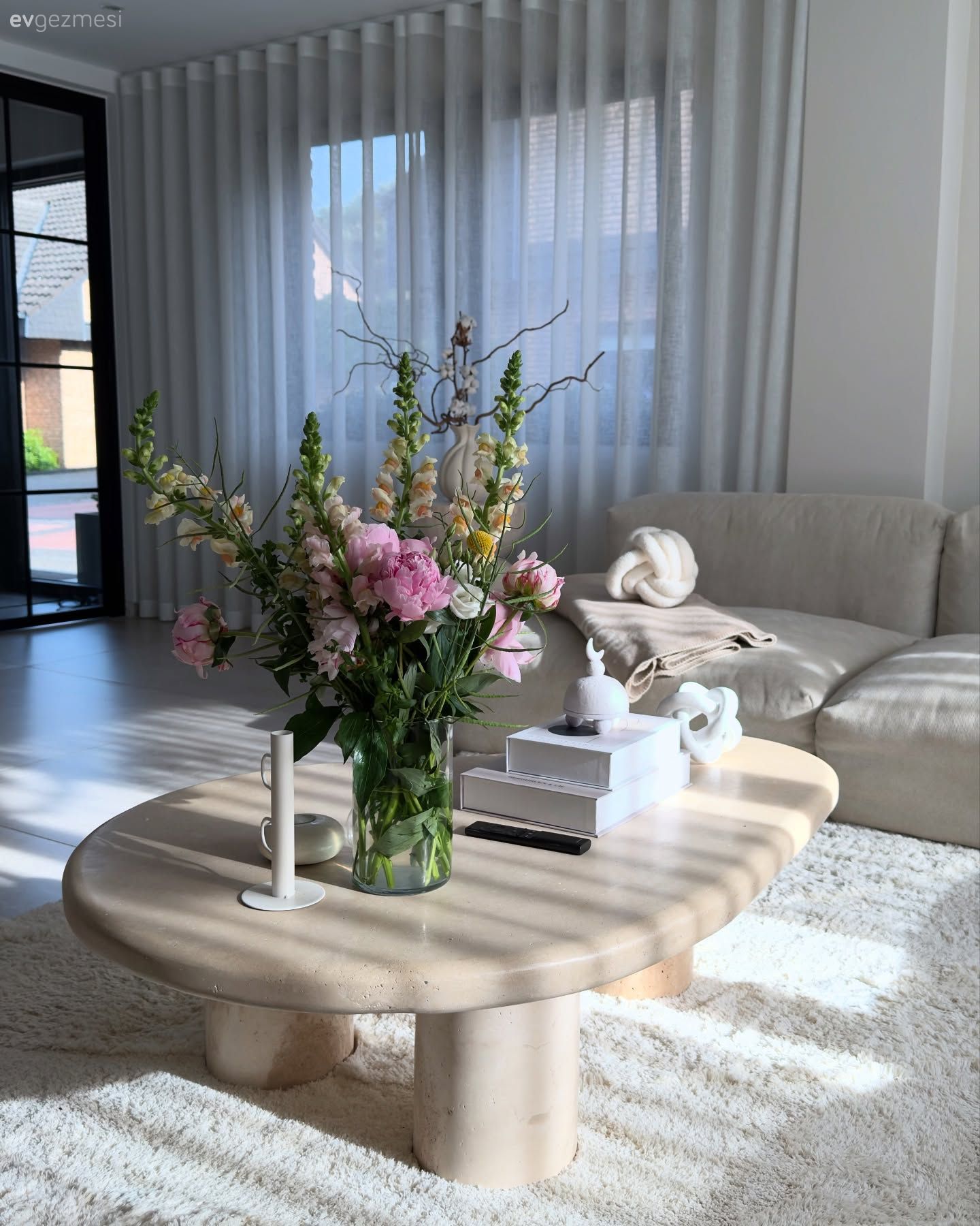 Bu Açık Konsept Evde Modern Tarzın Sevdiği Birçok Detay Var