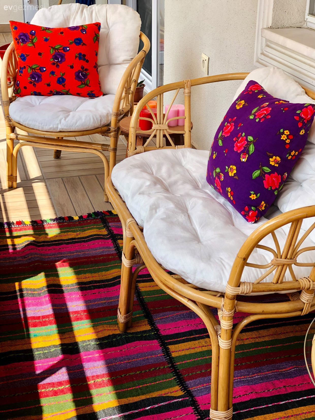 Teras, Bohem Dekorasyon, Turuncu, Mor, Mavi, Beyaz, Rattan sandalye, Hasır sandalye, Balkon oturma grubu, Balkon, Sandalye, Balkon masası, Kilim, Halı, Dekoratif Objeler, Balkon duvar dekorasyonu