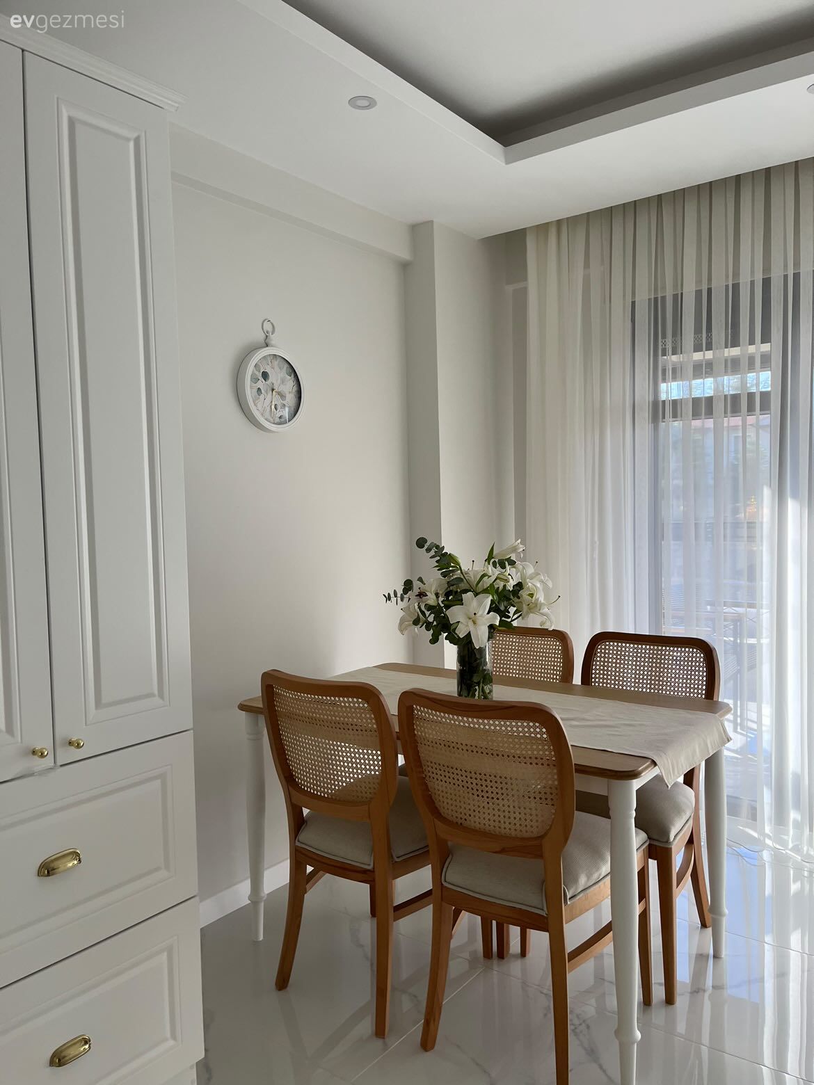 Mutfak, İskandinav, Beyaz, Ekstra mutfak dolabı, Sandalye, Mutfak masası, Mutfak perdesi, Tül perde, Perde