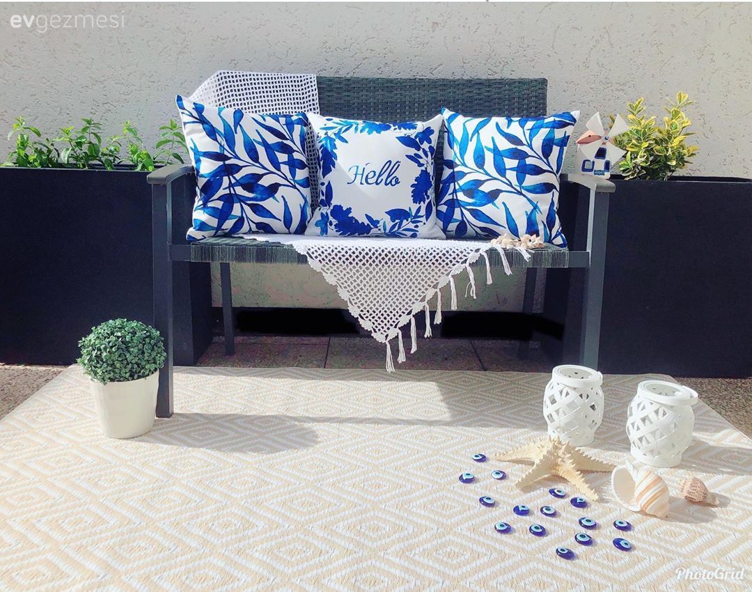 Bahçe, Bahçe oturma grubu, Halı, Kırlent, Siyah, Çiçekli desen, Desenler, Saksı, Sehpa üstü aksesuarı, Ev Aksesuar, Mumluk, Mavi, Ev bitkisi