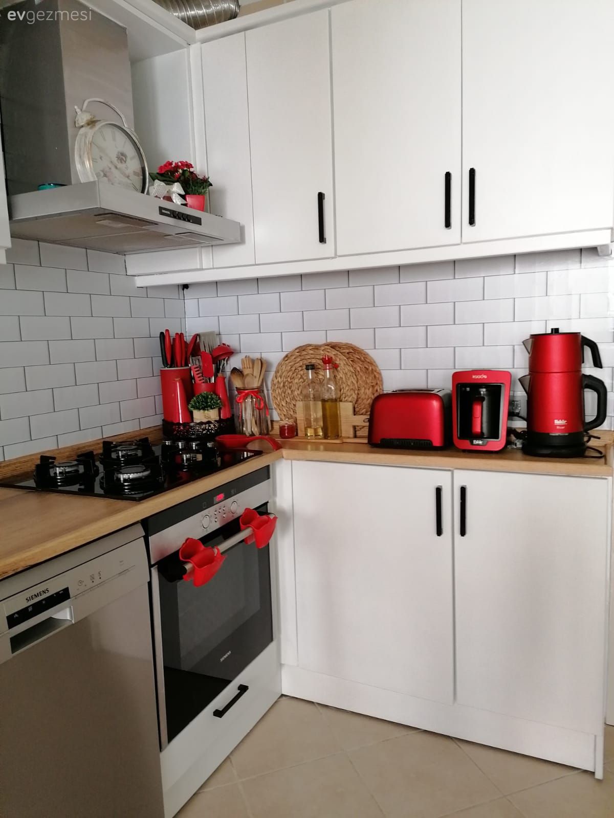 Mutfak, Beyaz ve ahşap mutfak, Ahşap mutfak tezgahı, Mutfak tezgahı, Metro seramik, Seramik, Mutfak tezgah arası, Mutfak halısı, Desenler, Mutfak aksesuarları