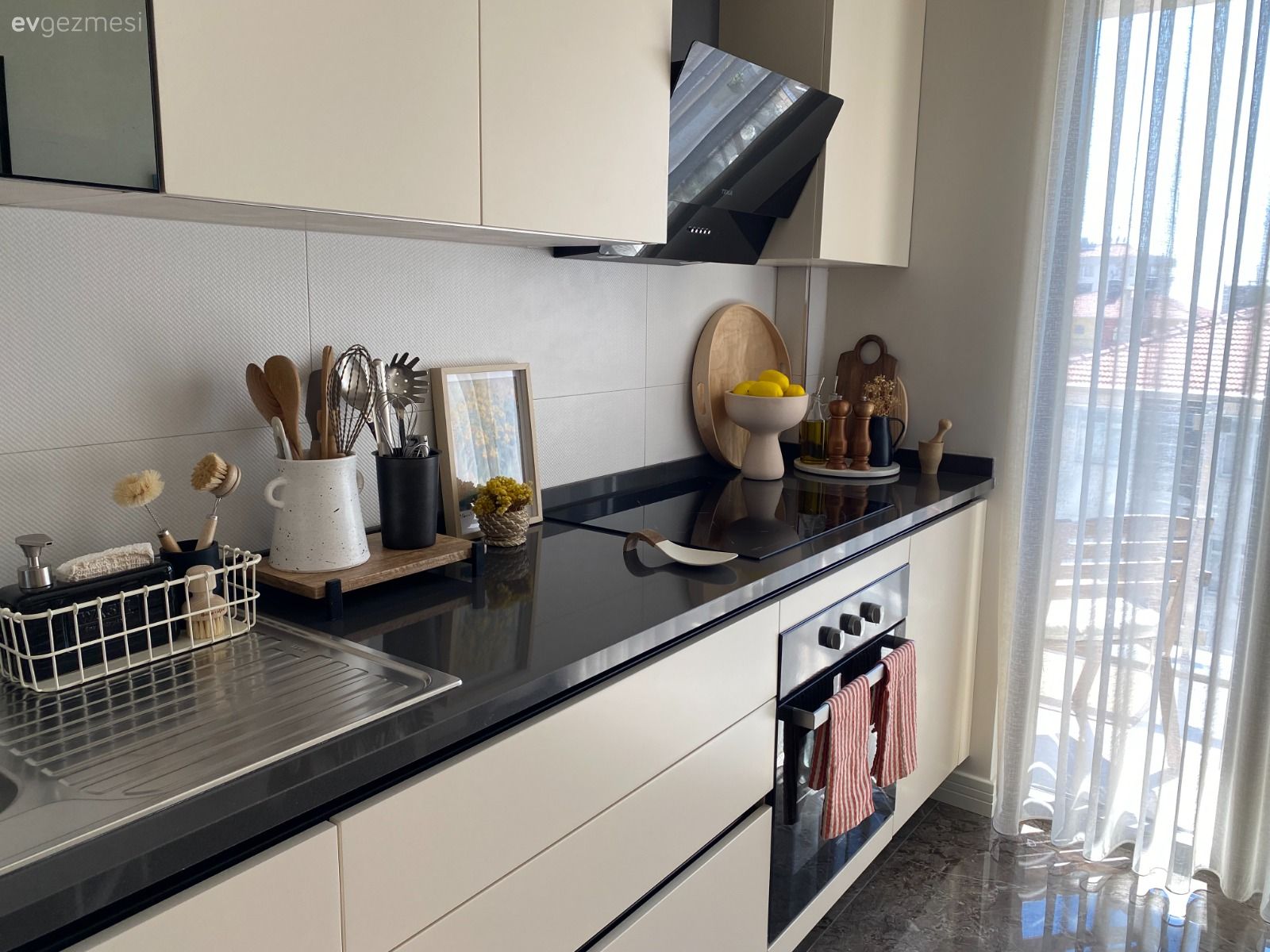 Mutfak, Modern, Beyaz, Krem, Bej, Siyah, Mutfak tezgahı, Mutfak tezgah arası, Siyah tezgah, Sandalye, Mutfak masası, Mutfak halısı, Mutfak perdesi, Dekoratif Objeler, Mutfak zemin seramikleri