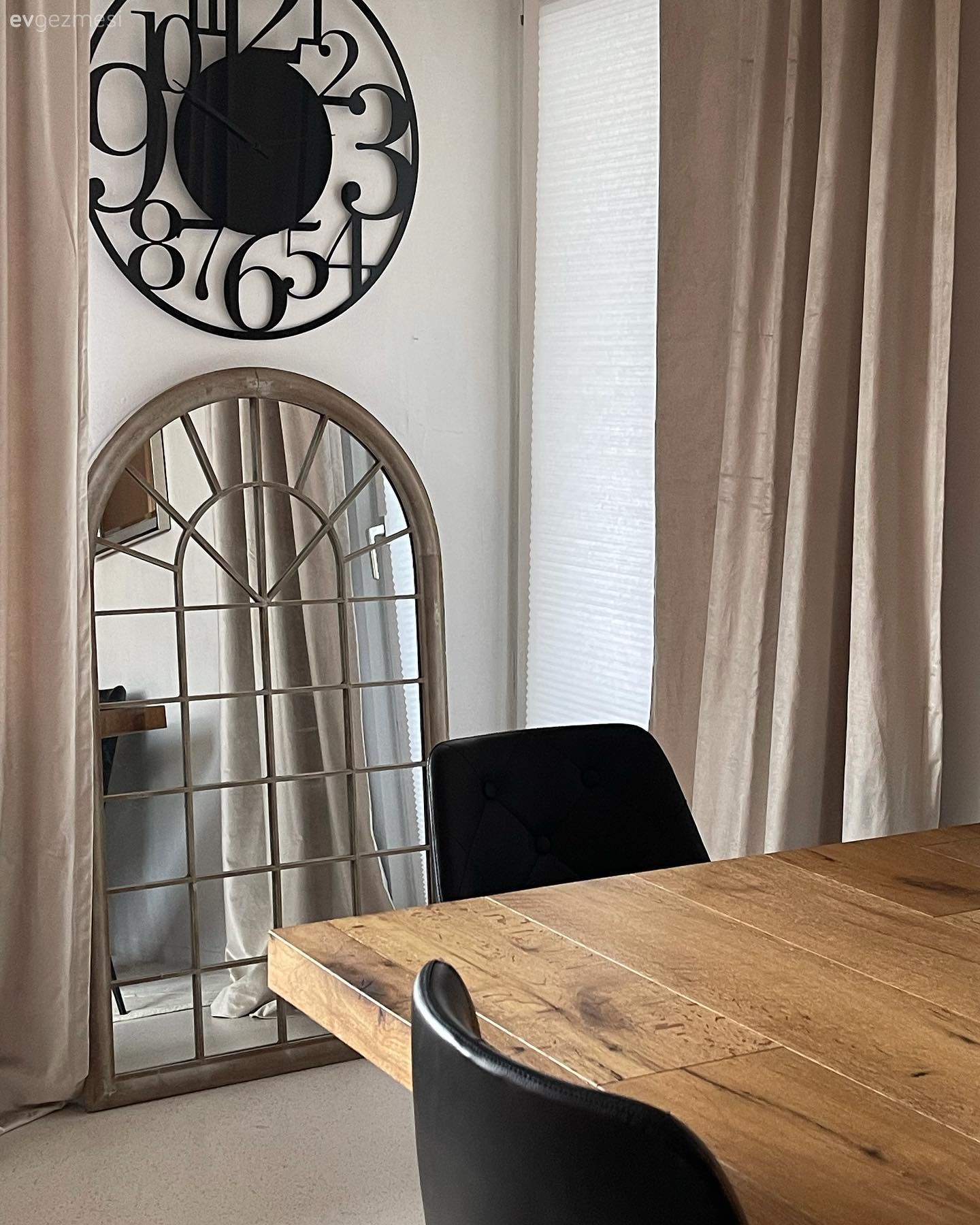 Duvar saati, Duvar dekorasyonu, Fon perde, Perde, Vizon, Ayna, Siyah, Ahşap masa, Yemek masası