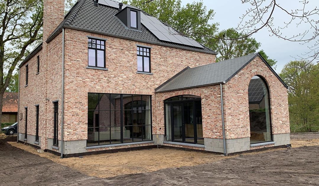 Kocaman Pencereleri Olan Bu Ev Hem Dışıyla Hem de İçiyle İlham Verici