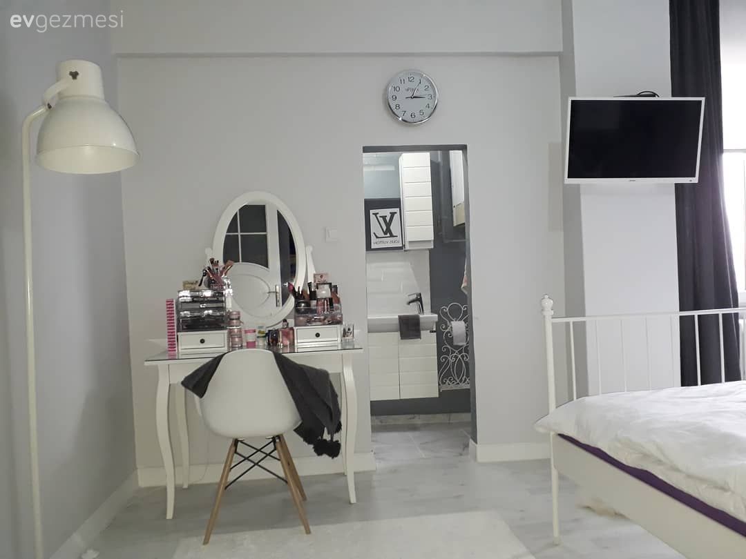 Yatak Odası, Beyaz, Ferforje, Makyaj masası, Sandalye, Ayna, Aydınlatma, Lambader, Duvar saati, Duvar dekorasyonu