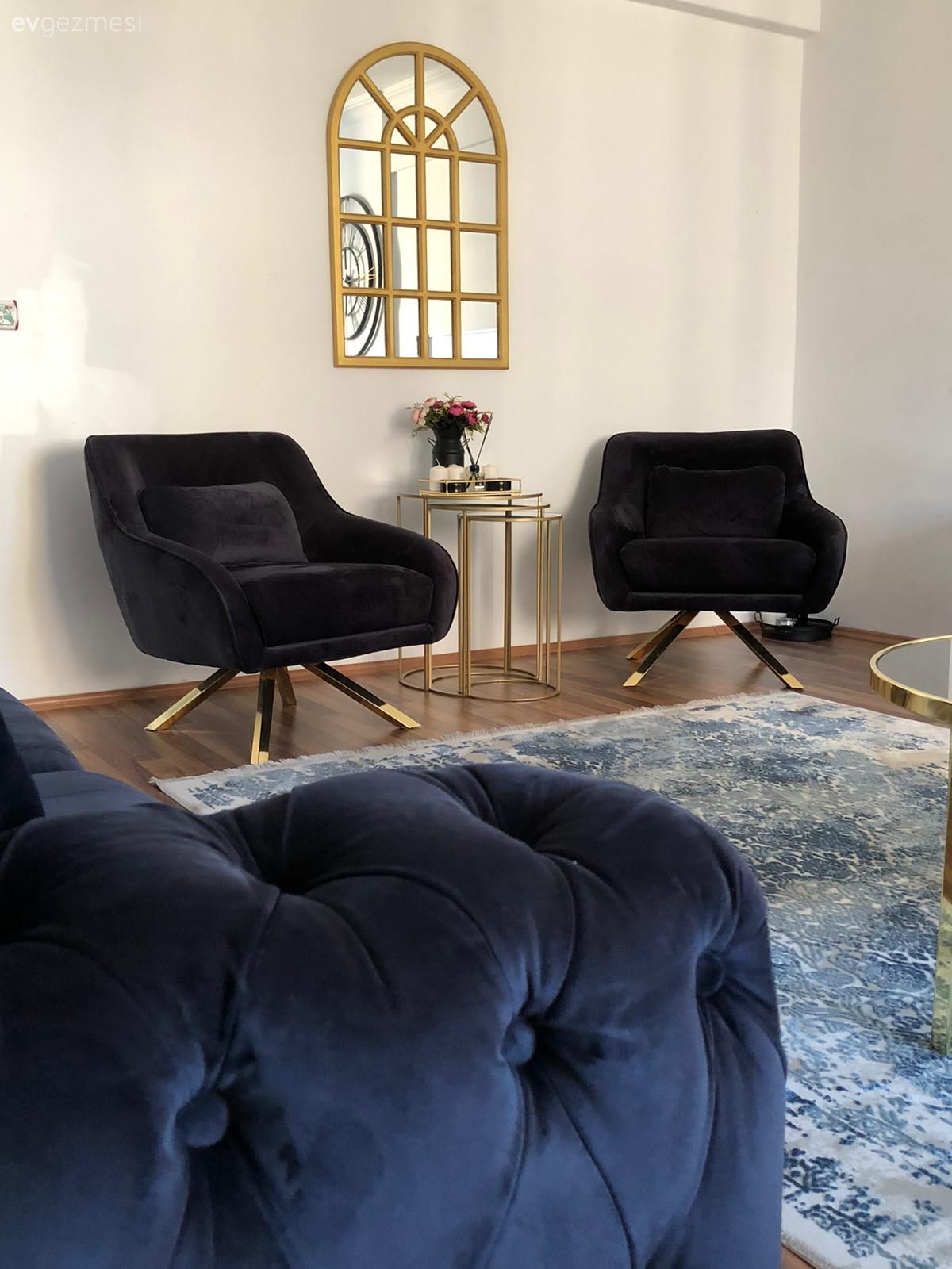 Berjer, Pencere duvar dekoru, Duvar dekorasyonu, Füme, Altın, Beyaz, Gri, Halı, Salon halısı, Yan sehpa, Sehpa