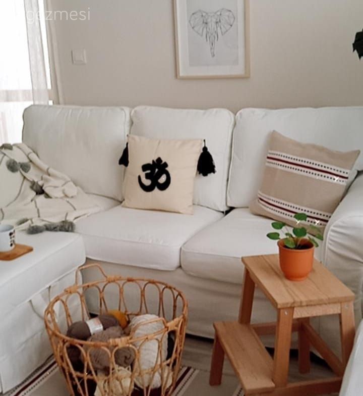 Salon, İskandinav, Beyaz, Köşe koltuk, Koltuk takımı, Ahşap Mobilya, Hasır, Ev bitkisi, Tablo, Duvar dekorasyonu, Halı, Salon halısı, Kırlent, Ev tekstili, Çiçeklik