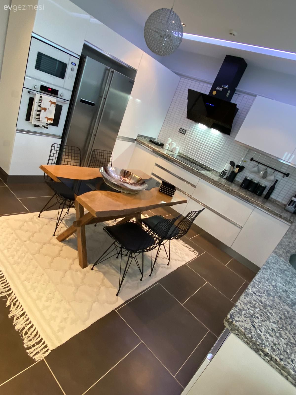 Mutfak, Beyaz, Siyah, Ahşap Mobilya, Modern mutfak, Mutfak tezgahı, Mutfak tezgah arası, Tezgah arası seramik, Davlumbaz, Mutfak zemin seramikleri, Sandalye, Mutfak masası, Mutfak Avize Modelleri, Mutfak aksesuarları