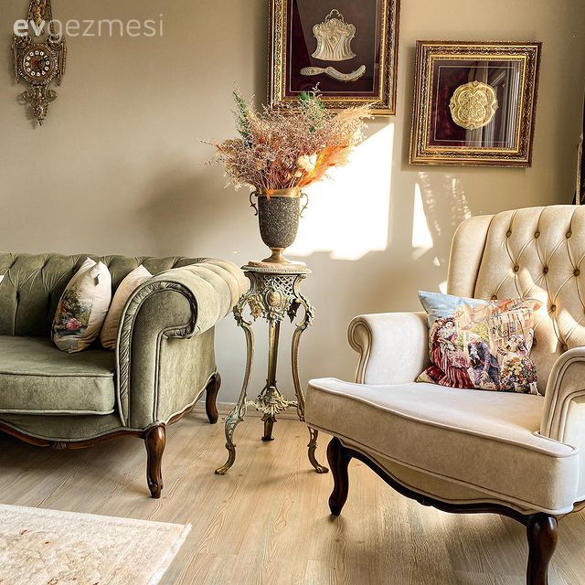 Salon, Rustik, Krem, Bej, Yeşil, Kahverengi, Koltuk takımı, Berjer, Tablo, Duvar dekorasyonu, Yan sehpa, Sehpa, Vazo, Ev Aksesuar, Çiçekler, Fon perde, Perde, Tül perde