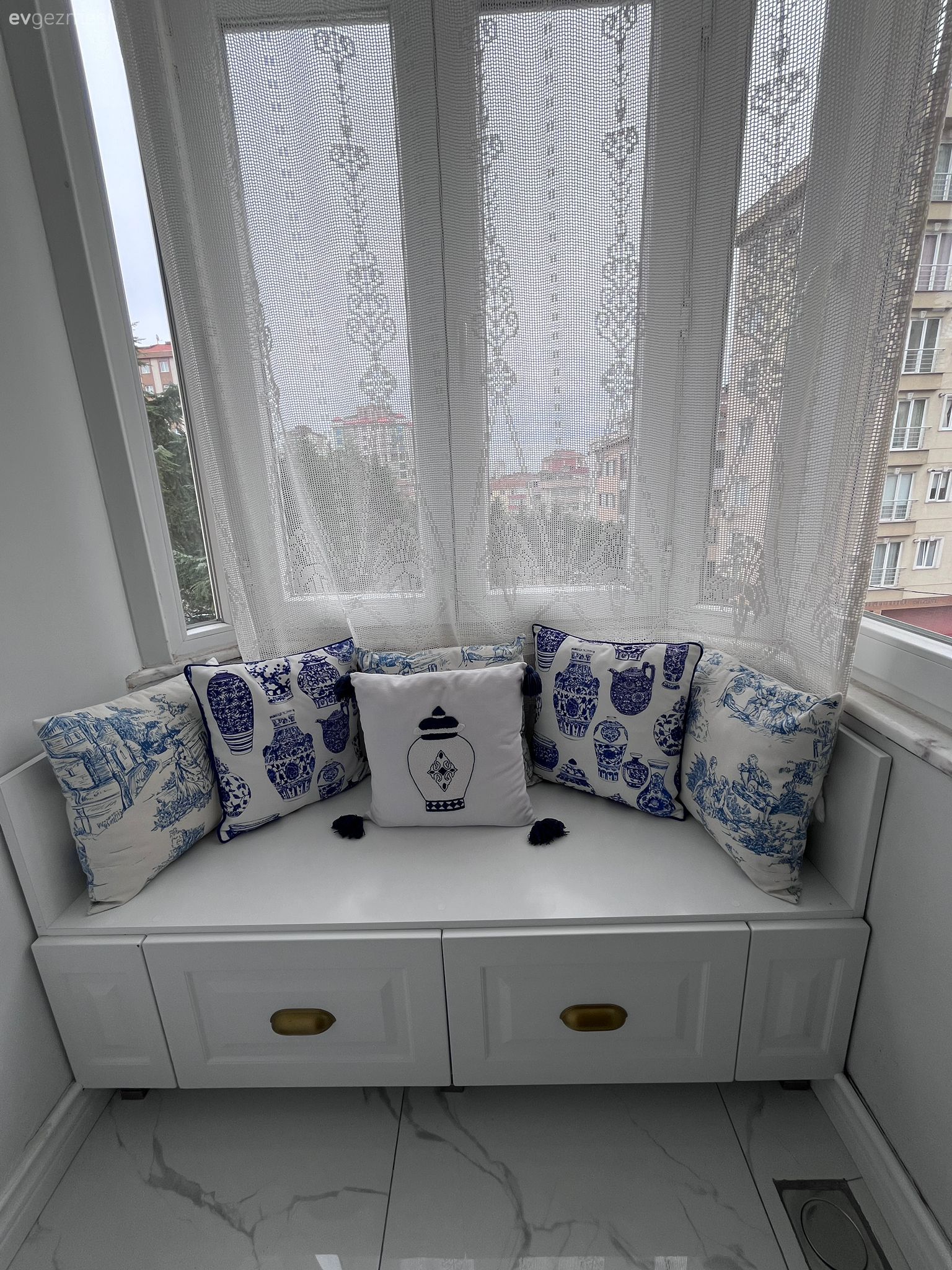 Sedir, Cam önü sedir, Beyaz, Mavi, Desenler, Kırlent, Ev tekstili, Tül perde, Perde