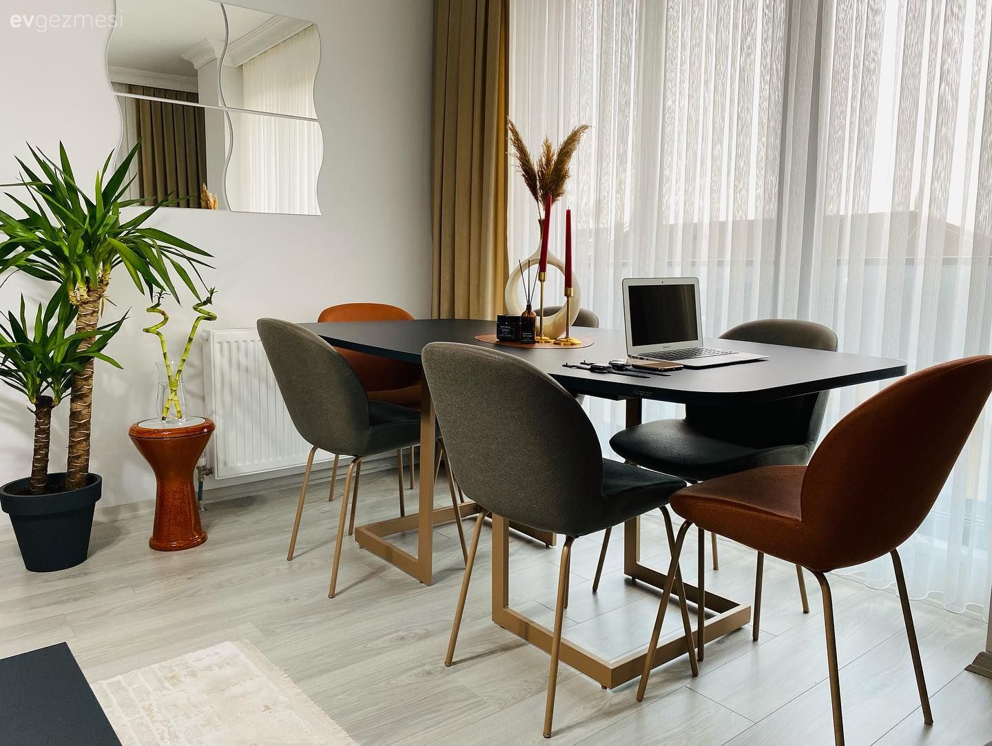 Bu İstanbul Evinde Turuncunun Enerjisi Dekora Hareket Katmış