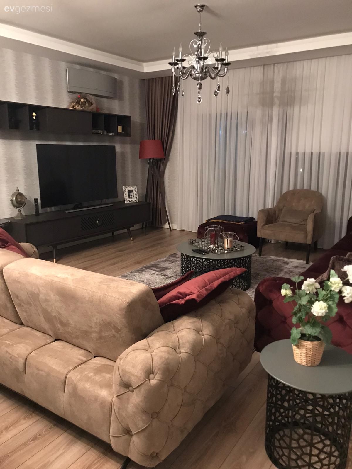 Salon, Kahverengi, Siyah, Koltuk takımı, Metal ayaklı sehpa, Sehpa, Orta sehpa, Berjer, Tv ünitesi, Kırlent, Ev tekstili, Fon perde, Perde, Tül perde, Avize, Aydınlatma, Salon avizesi, Halı, Salon halısı, Lambader, Bordo