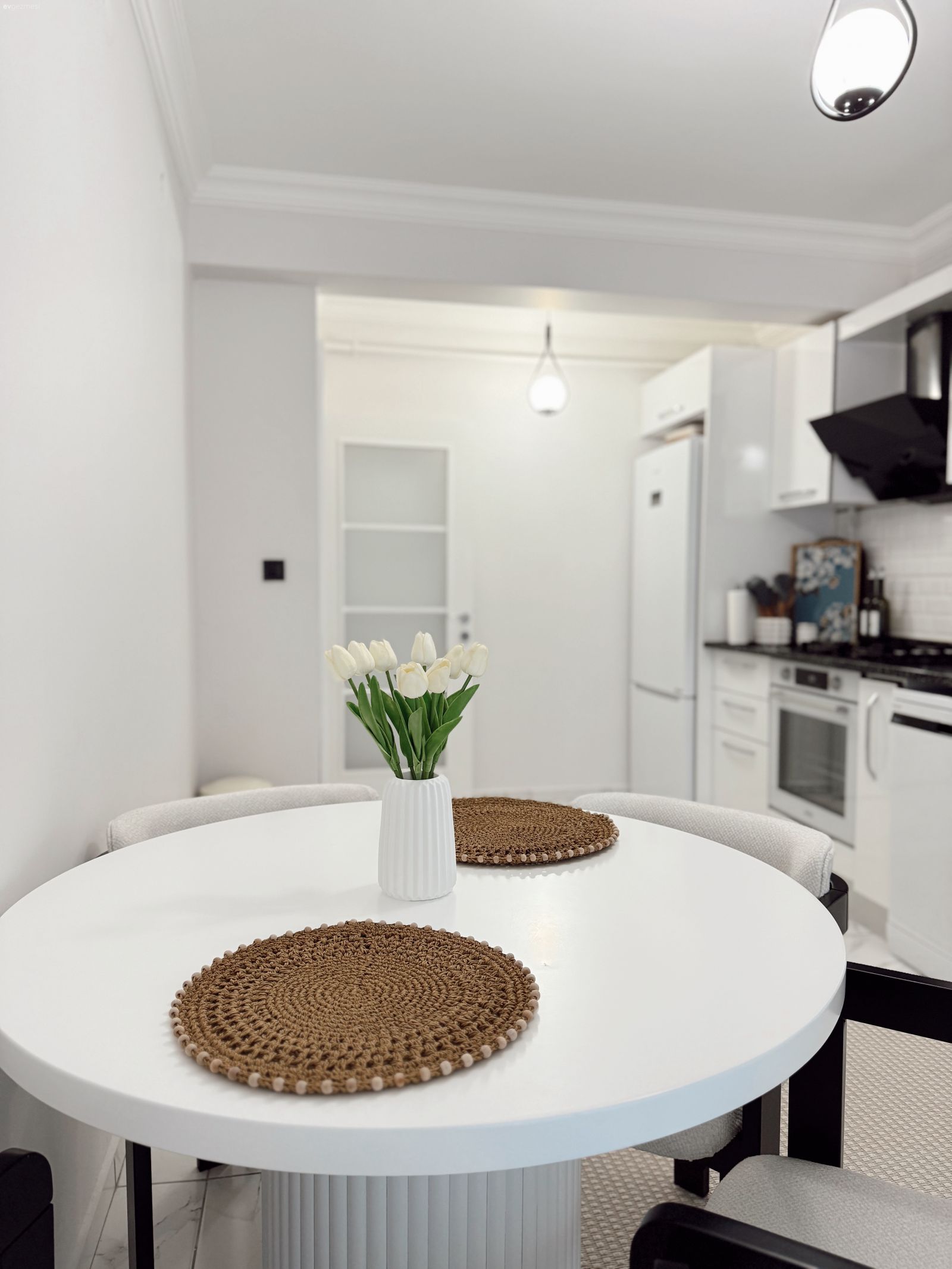 Mutfak, Beyaz, Siyah, Ankastre, Mutfak masası, Sandalye, Mutfak Avize Modelleri, Mutfak halısı, Dekoratif Objeler