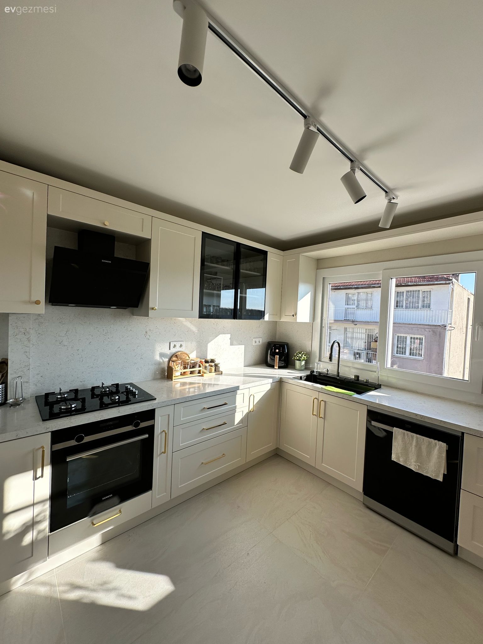 Mutfak Gezmesi: Balkon Kapısı Olmuş Servis Penceresi!