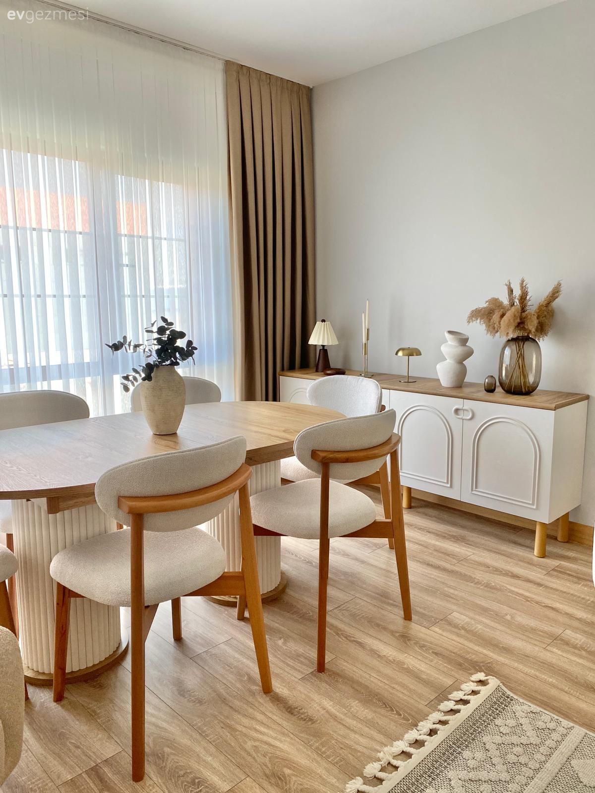 Beyaz ve Ahşap Uyumu Bu Evin Karakteristik Özelliği