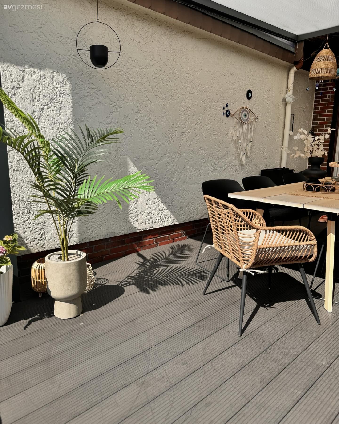 Bu Zarif Ev Minimalist Olmamasına Rağmen Sadelik Algısı Oluşturmuş!