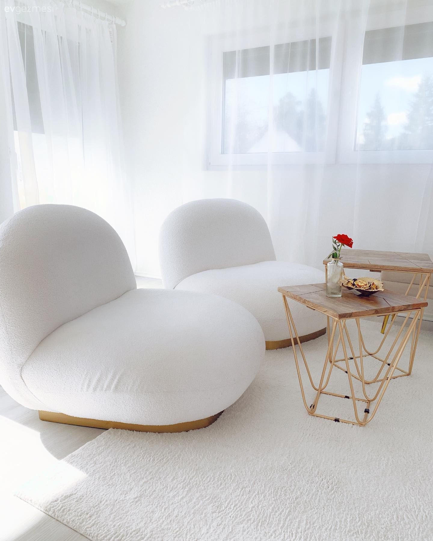 Beyazları Kuşanmış Bu Evde Altın Vurgularla Hareket Sağlanmış