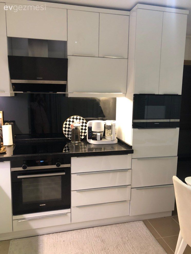 Mutfak, Beyaz, Siyah, Mutfak tezgahı, Mutfak tezgah arası, Siyah tezgah, Mutfak aksesuarları, Davlumbaz, Kulpsuz mutfak dolabı, Gri, Sandalye, Ankastre