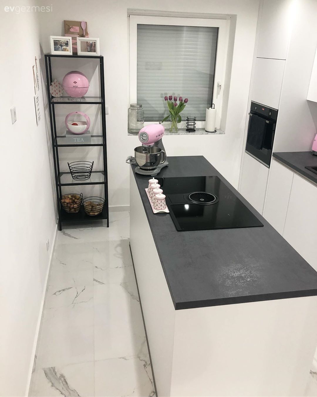 Mutfak, Beyaz, Siyah, Mutfak tezgahı, Mutfak tezgah arası, Ankastre, Modern mutfak, Mutfak aksesuarları, Cam Ankastre, Renkli ev aleti, Pembe, Mutfak rafı, Mutfak zemin seramikleri