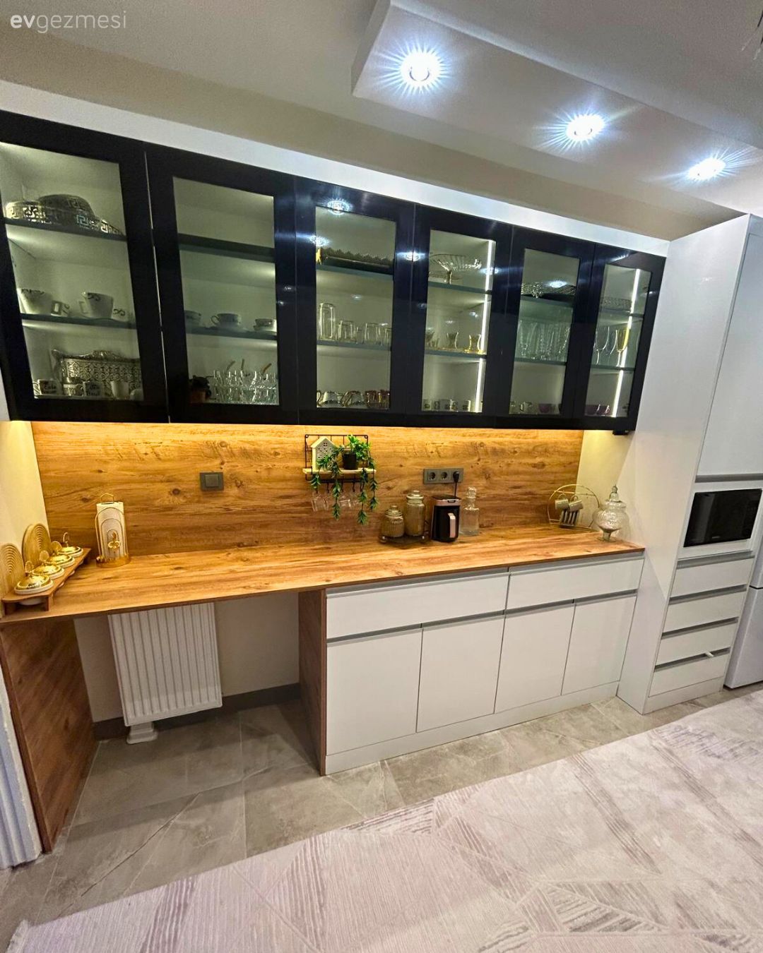 Mutfak, Kahve köşesi, Krem, Bej, Beyaz, Ahşap mutfak tezgahı, Mutfak tezgahı, Cam kapaklı dolap, Siyah, Spot aydınlatma, Aydınlatma