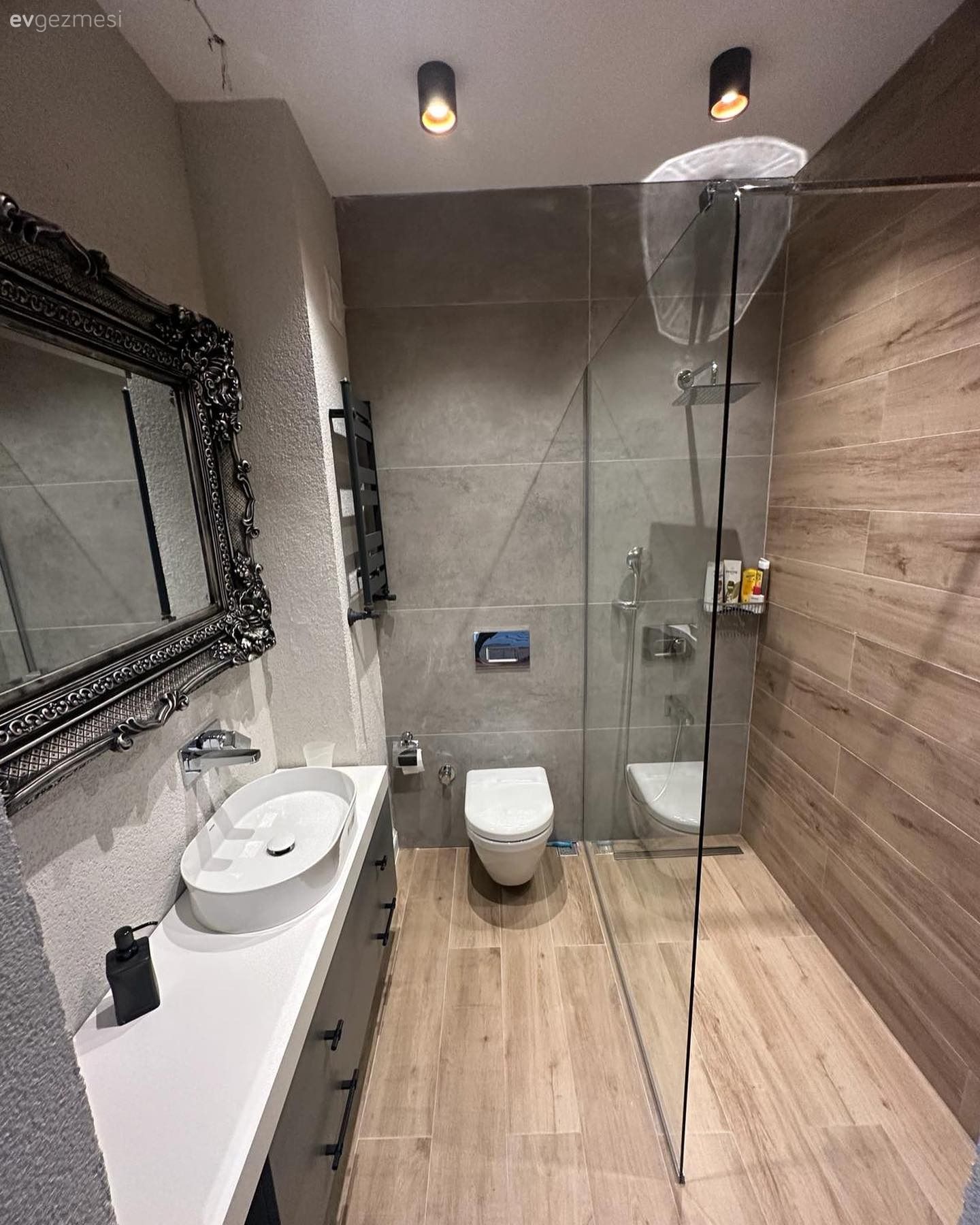 Bu Modern Banyoda Aynanın İddiası Oldukça Fazla