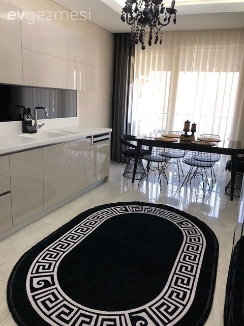 Mutfak, Büyük mutfak, Beyaz, Siyah, Kulpsuz mutfak dolabı, Mutfak tezgahı, Mutfak tezgah arası, Mutfak perdesi, Fon perde, Perde, Tül perde, Mutfak Avize Modelleri, Avize, Aydınlatma, Oval halı, Halı, Mutfak halısı, Geometrik desen, Desenler, Mutfak masası, Sandalye, Supla, Ev Aksesuar, Modern mutfak, Metal sandalye