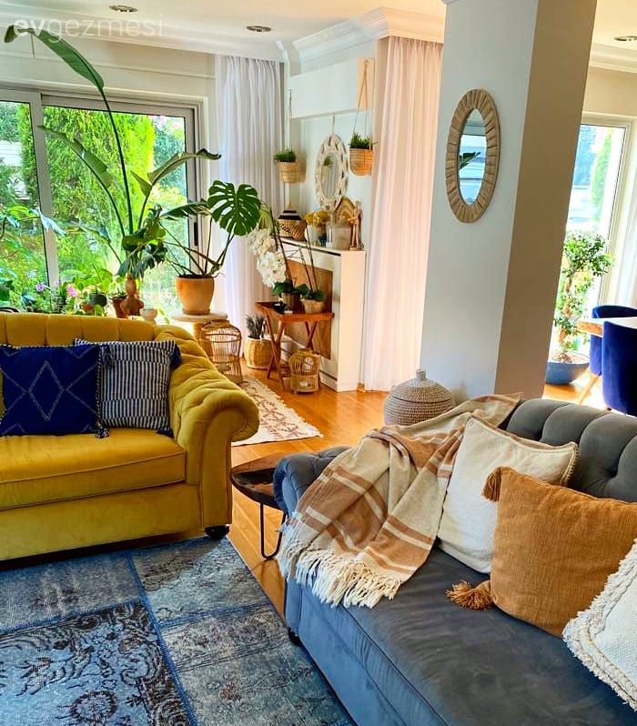 Salon, Bohem Dekorasyon, Sarı, Mavi, Koltuk takımı, Halı, Salon halısı, Ev bitkisi, Kırlent, Ev tekstili, Saksı, Ayna, Gri koltuk