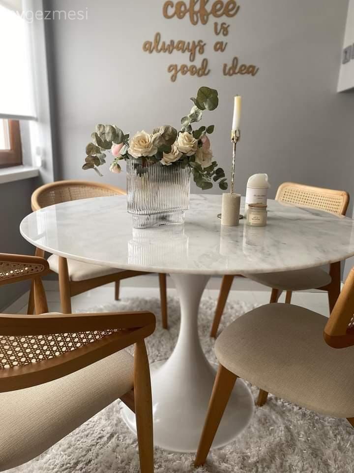 Mutfak, Sandalye, Mutfak masası, Beyaz, Krem, Hazeran, Mutfak aksesuarları, Gri duvar, Halı