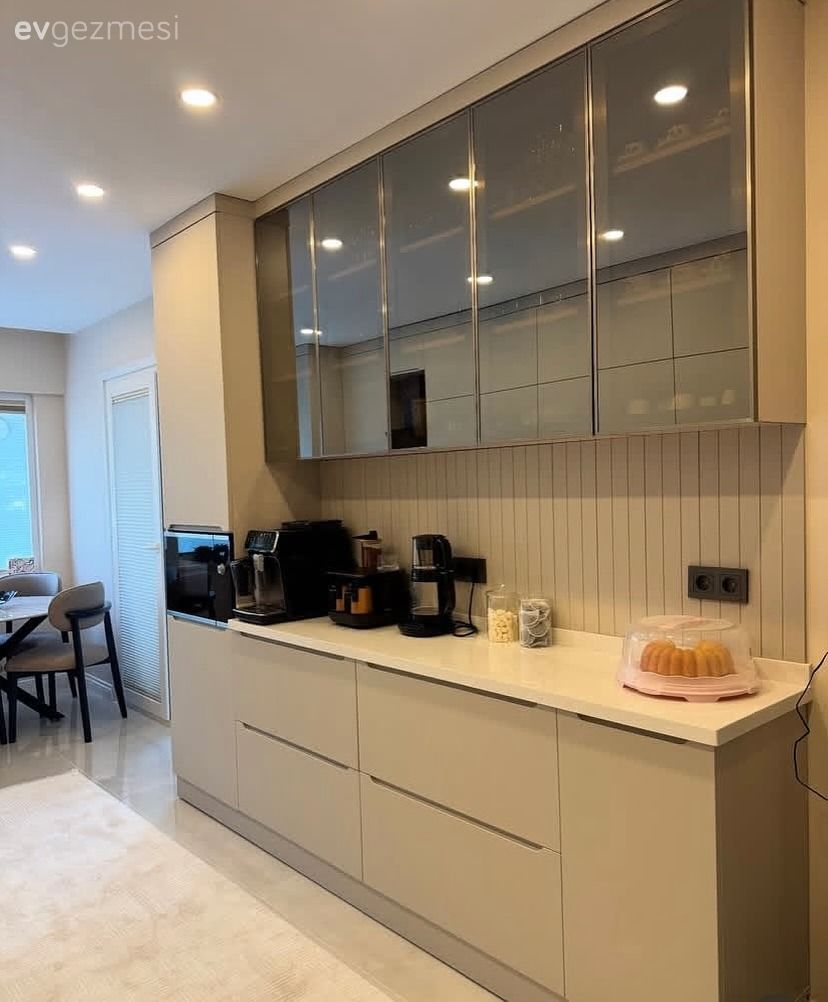 Koridor Tipi Bu Mutfakta Kulpsuz Panel Kapaklar Zamansızlık Sunmuş