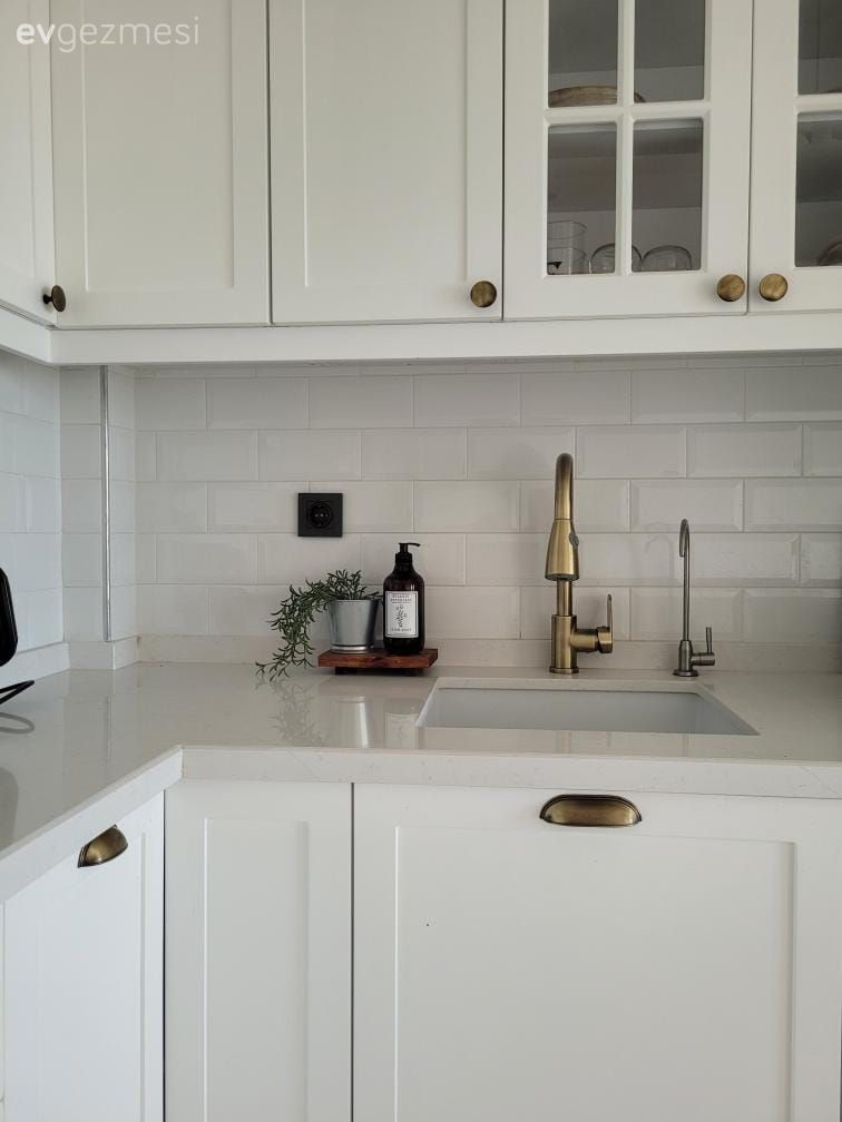 Beyaz, Mutfak tezgahı, Mutfak, Mutfak tezgah arası, Metro seramik, Seramik, Mutfak aksesuarları, Altın, Shaker kapaklı dolaplar