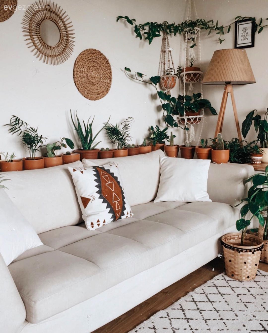 Salon, Bohem Dekorasyon, Koltuk takımı, Halı, Salon halısı, Ev bitkisi, Saksı, Orta sehpa, Sehpa, Beyaz, Kahverengi, Ahşap Mobilya, Kırlent, Ev tekstili, Sepet saksı, Geometrik desen, Desenler, Siyah, Hasır, Abajur, Aydınlatma, Duvar dekorasyonu, Tv ünitesi