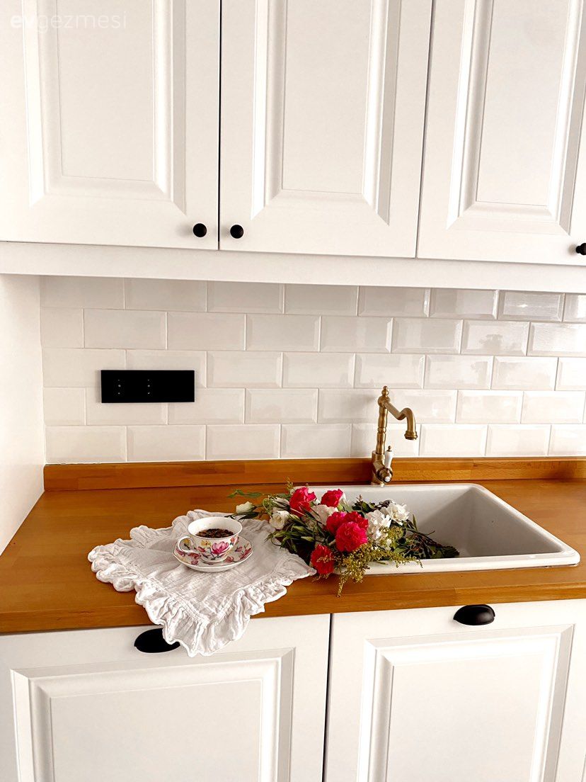 Beyaz, Ahşap mutfak tezgahı, Mutfak tezgahı, Metro seramik, Seramik, Shaker kapaklı dolaplar, Mutfak