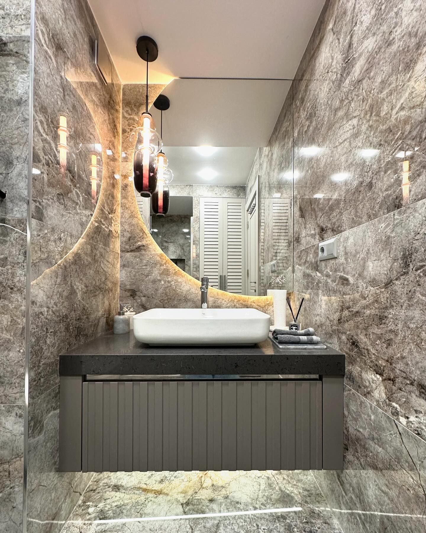 İşlevsel ve Göz Alıcı: Modern Bir Banyo!