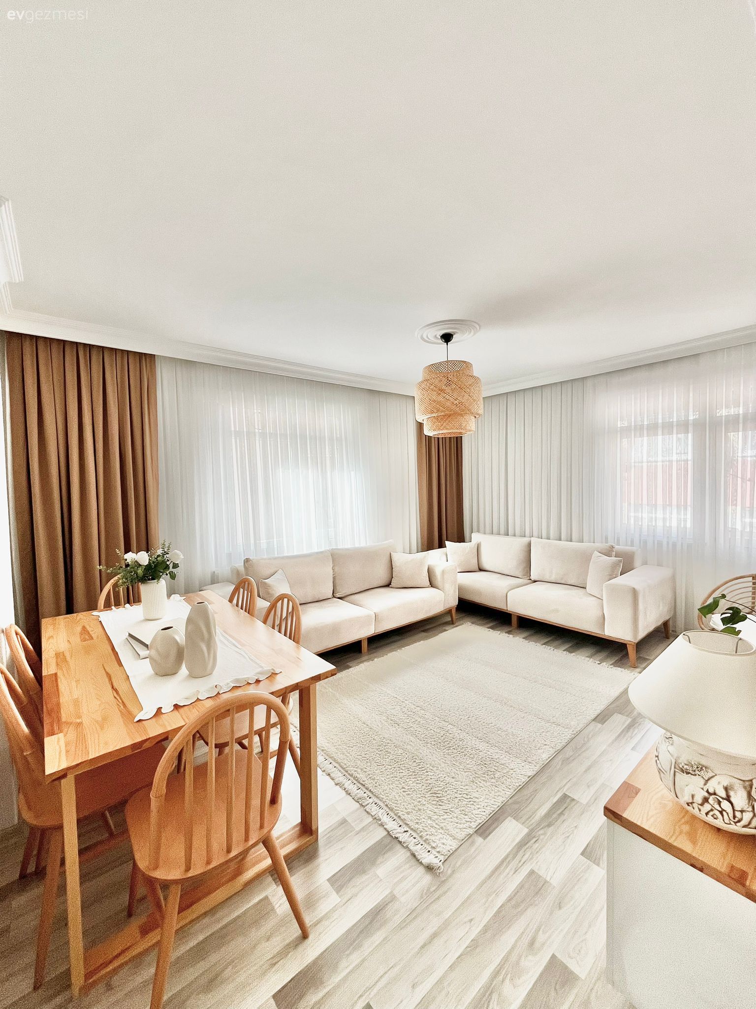 Salon, İskandinav, Modern, Beyaz, Krem, Bej, Ahşap Mobilya, Koltuk takımı, Mutfak sandalyesi, Mutfak masası, Fon perde, Perde, Tül perde, Halı, Salon halısı, Hasır avize