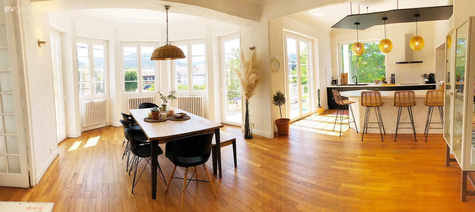 Amerikan Mutfak, Mutfak, Siyah, Beyaz, Hasır, Ada mutfak, Bar masa & sandalyeleri, Sarkıt, Aydınlatma, Parke, Pampas otu, Vazo, Ev Aksesuar, Yemek masası, Sandalye