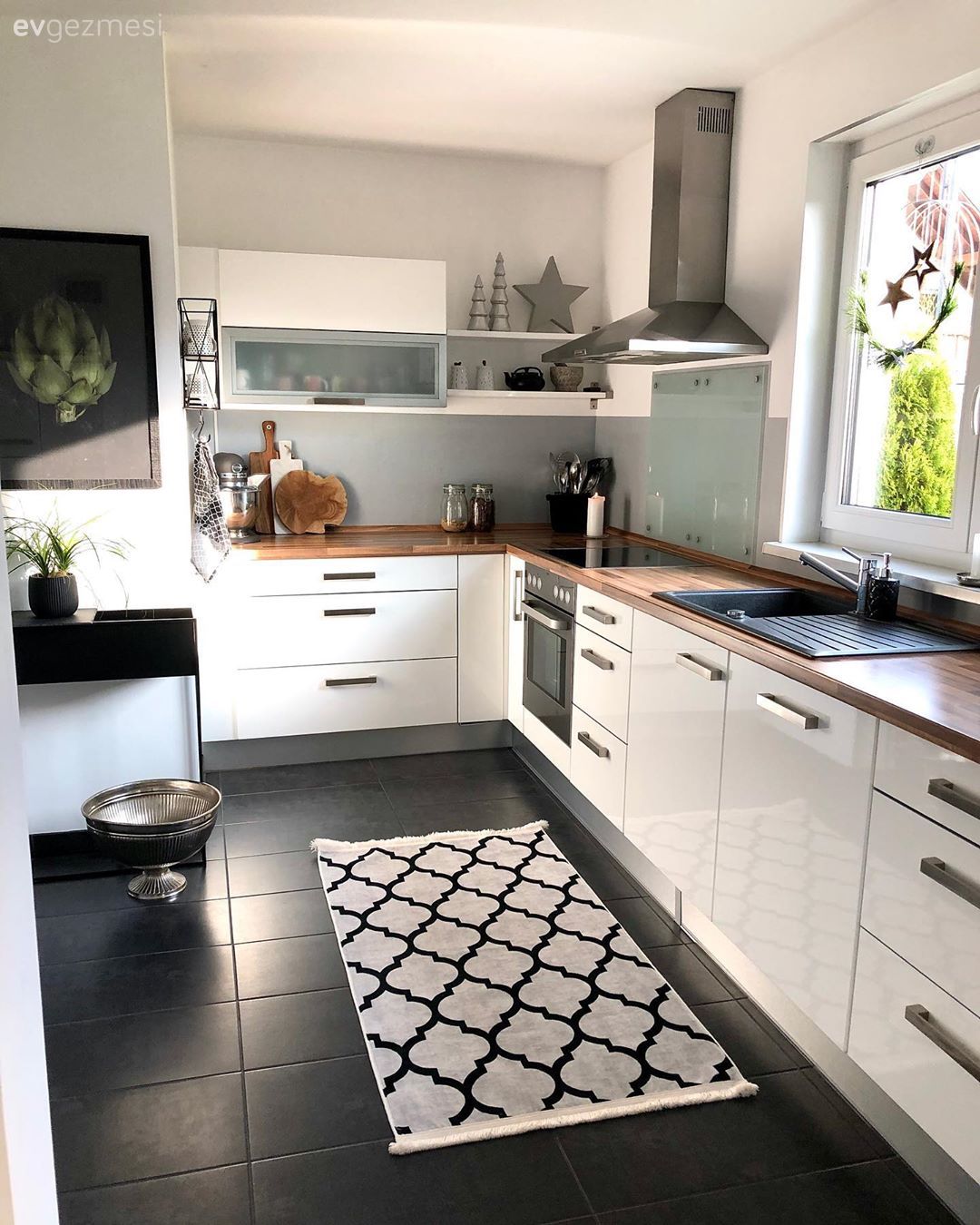 Bu Havadar Evin İçinde Açık Renkler Ahşaplarla Yoğrulmuş