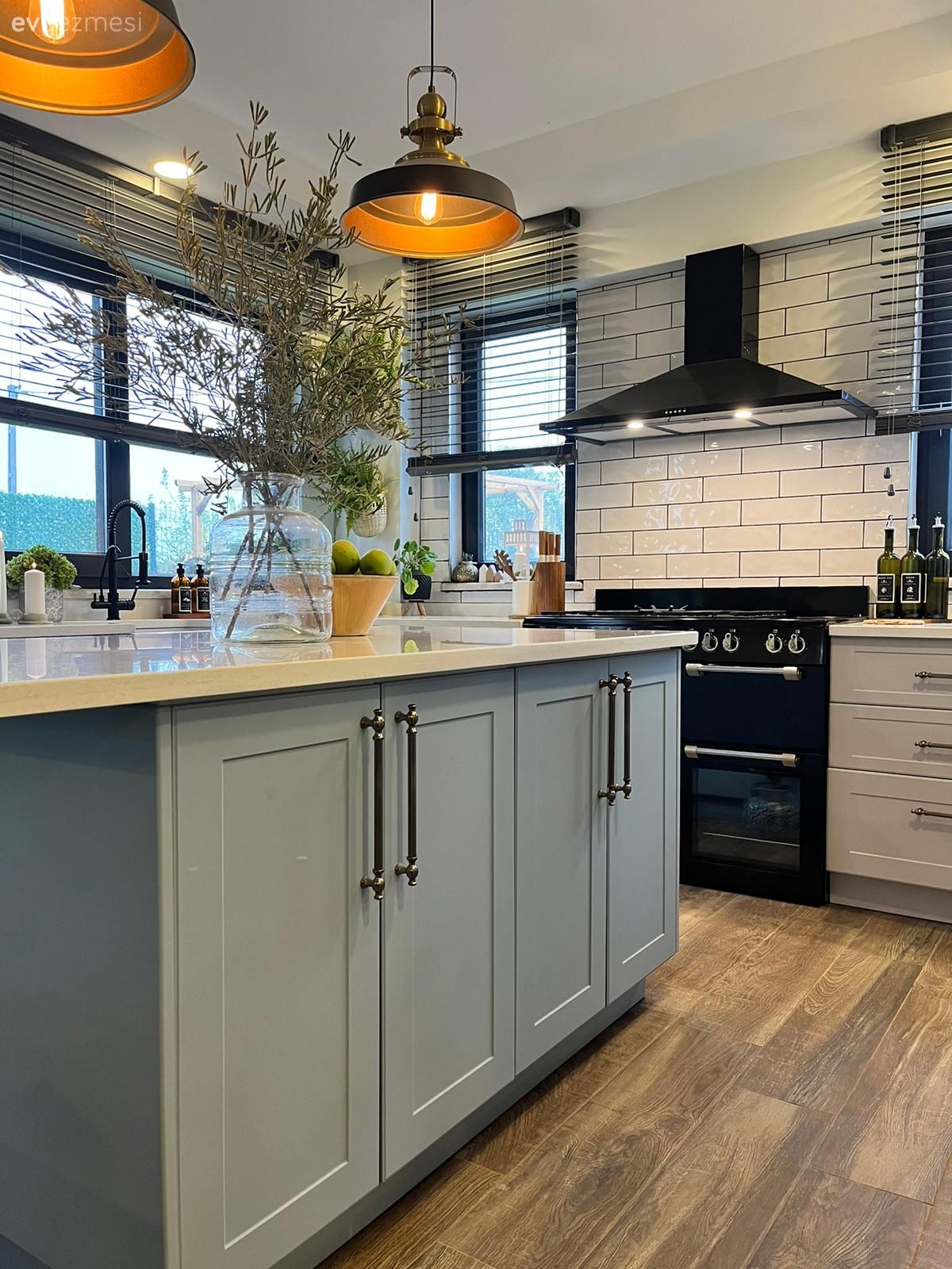 Ada mutfak, Mutfak, Country, Beyaz, Mavi, Siyah, Mutfak aksesuarları, Mutfak tezgah arası, Sarkıt, Aydınlatma, Ev bitkisi, Laminant parke, Parke, Davlumbaz, Jaluzi