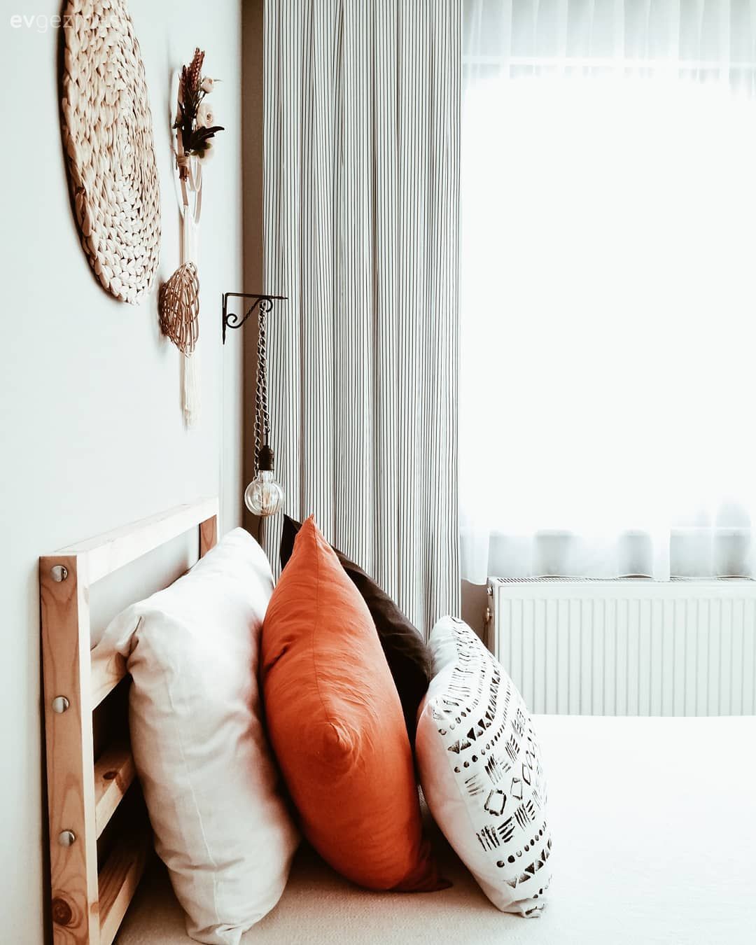 Yatak Odası, İskandinav, Beyaz, Siyah, Turuncu, Ahşap Mobilya, Hasır, Duvar dekorasyonu, Aydınlatma, Kırlent, Ev tekstili