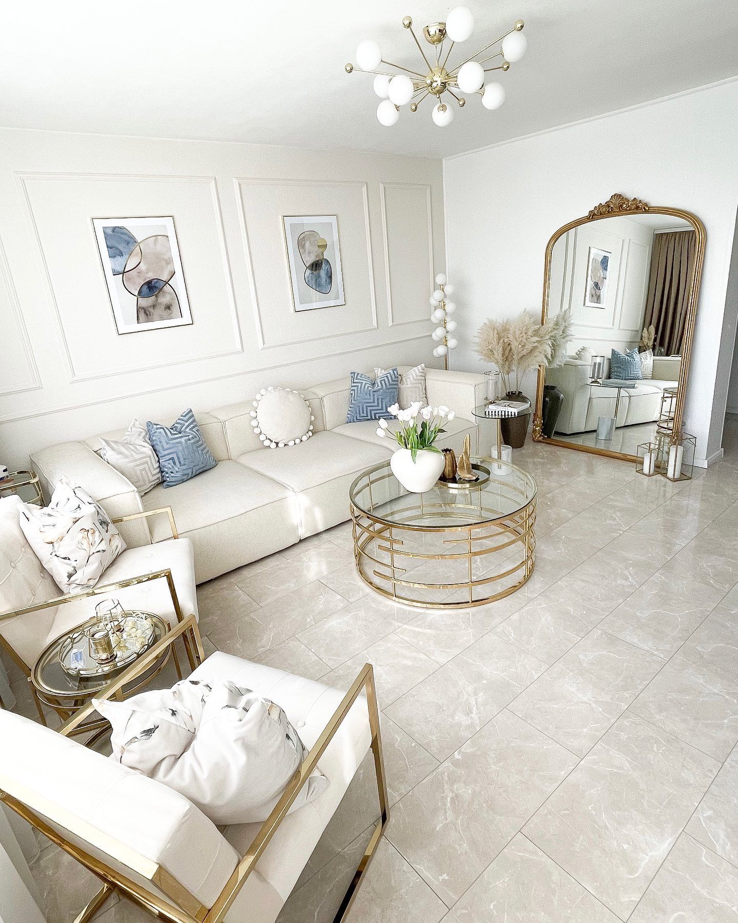 Salon, Art deko, Beyaz, Mavi, Altın, Koltuk takımı, Orta sehpa, Sehpa, Boy aynası, Ayna, Avize, Aydınlatma, Salon avizesi, Halı, Cam orta sehpa, Kırlent, Ev tekstili, Metal ayaklı sehpa