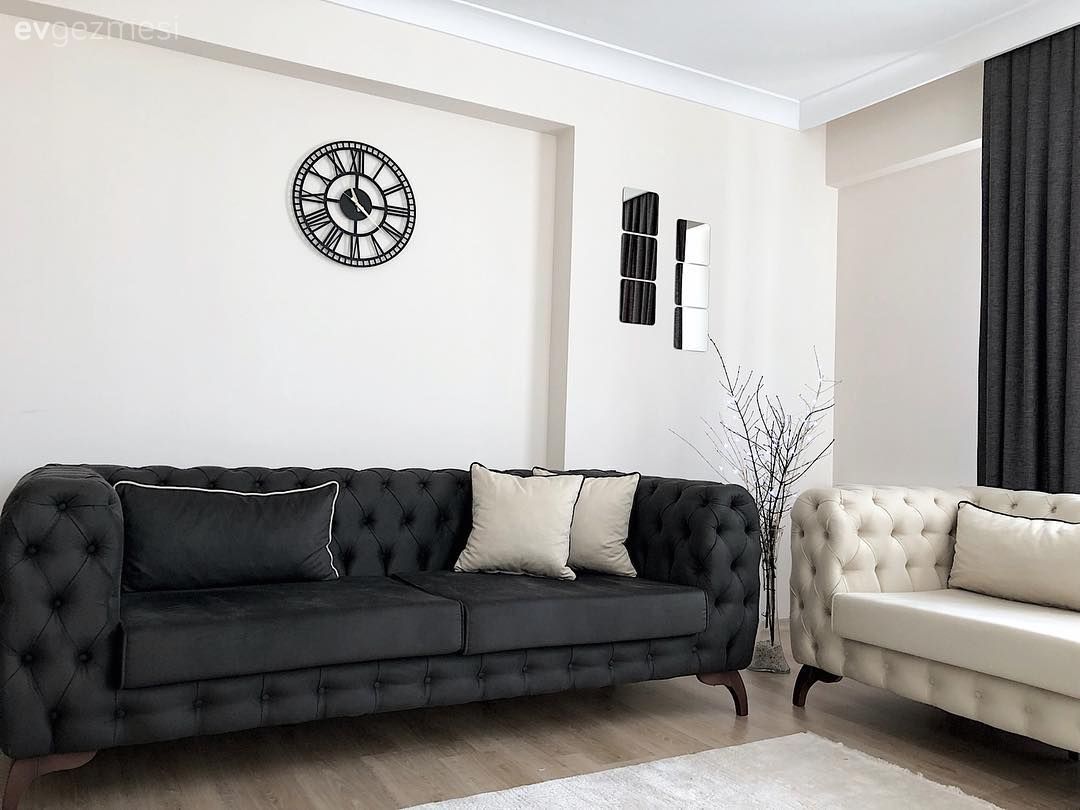 Modern klasik, Krem, Füme, Salon, Halı, Salon halısı, Modern chesterfield, Ayna, Ev Aksesuar, Yapay çiçekler, Metal duvar saati, Fon perde