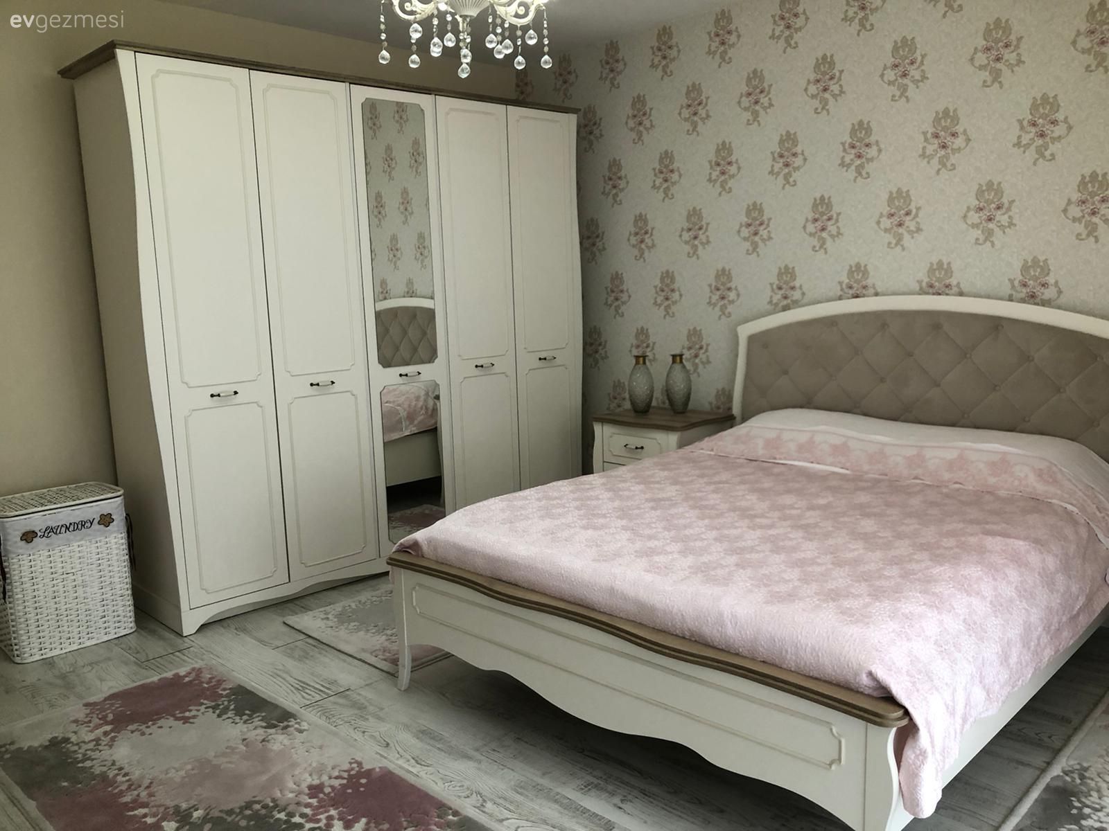 Yatak Odası, Country, Pudra pembe, Beyaz, Duvar kağıdı, Duvar dekorasyonu, Yatak başlığı, Halı, Komodin, Avize, Aydınlatma, Gardrop