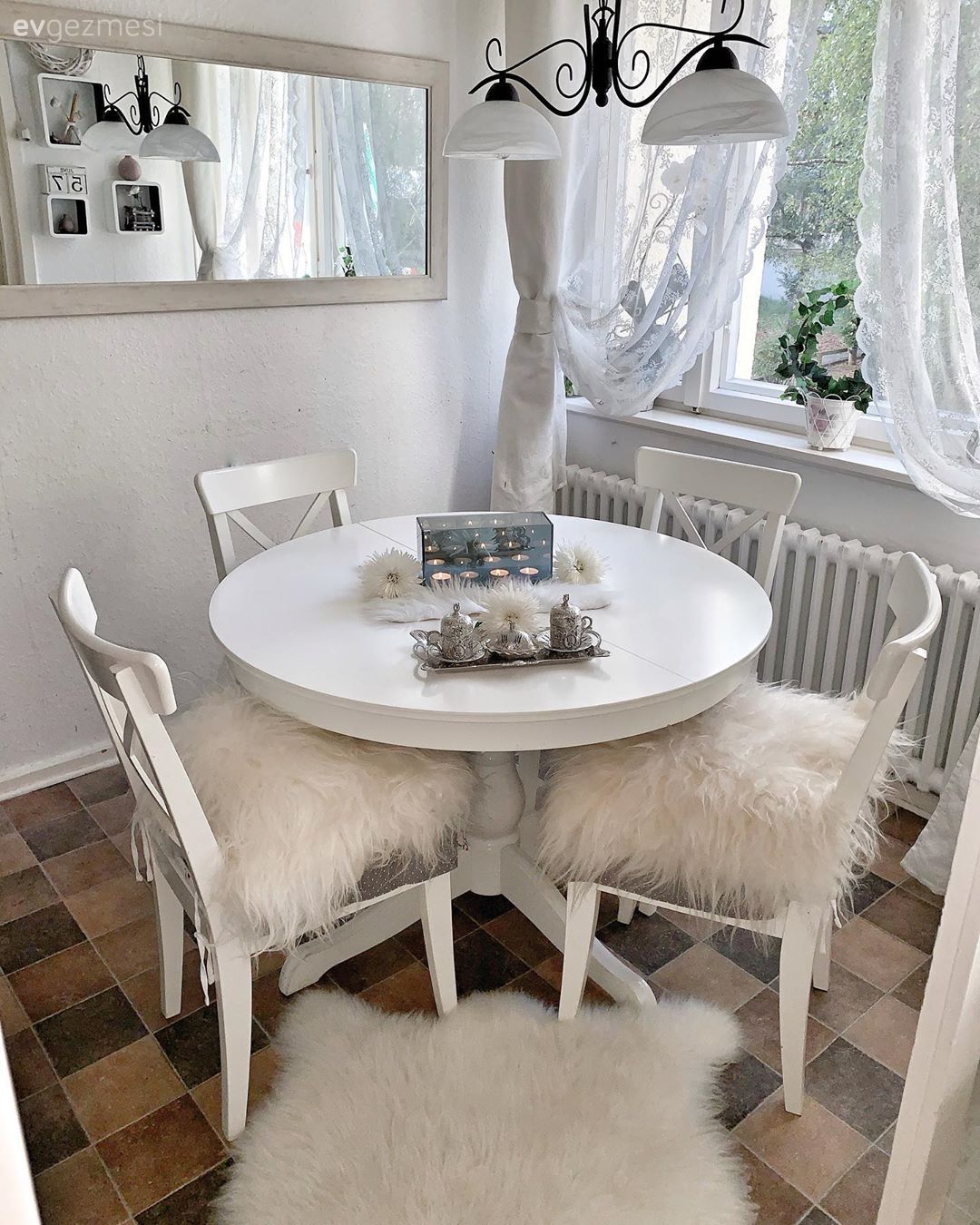 Ev Gezmesi: Duvar Dekorları Olmadan Yapamayan Bir Ev