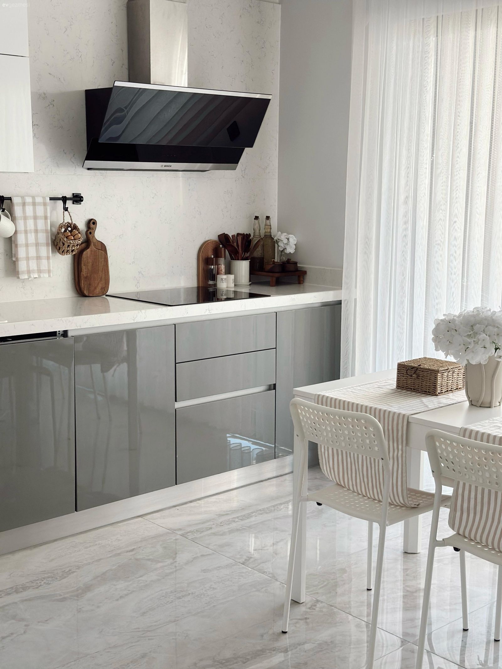 Mutfak, Gri, Beyaz, Tül perde, Perde, Mutfak tezgahı, Mutfak tezgah arası, Sandalye, Mutfak sandalyesi, Mutfak masası, Mutfak aksesuarları, Davlumbaz